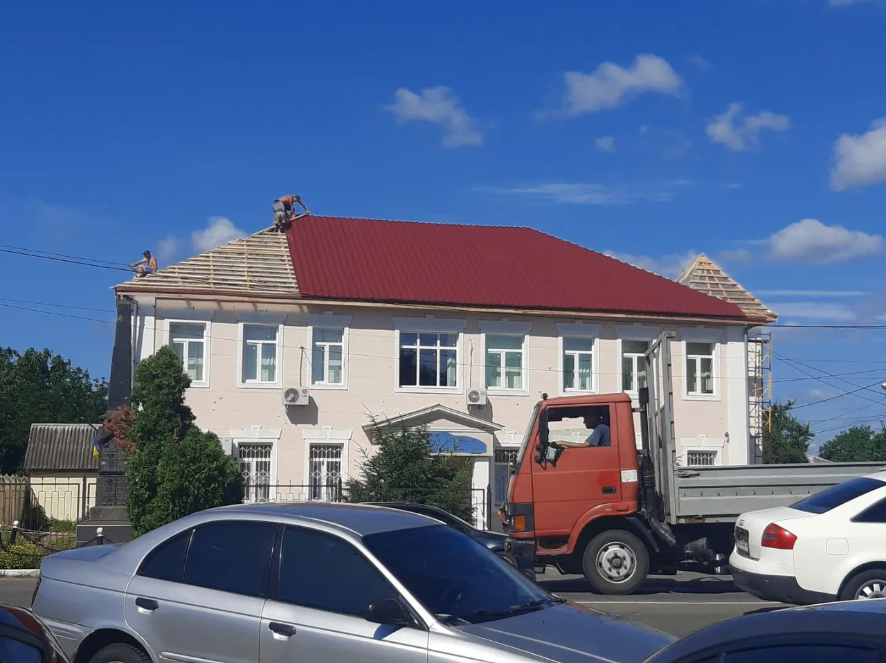 Відновлення даху Макарівського суду