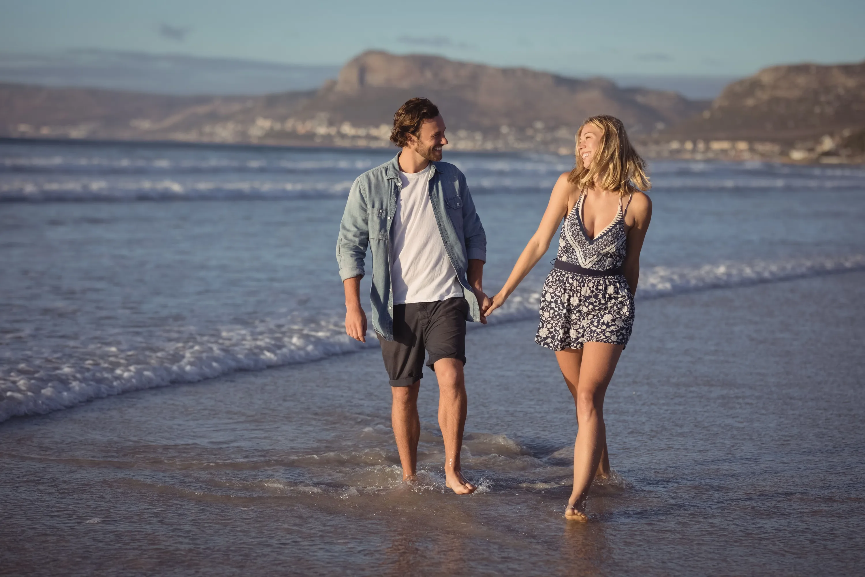 Діліться з партнером історіями, які почули від своїх друзів / pikwizard.com