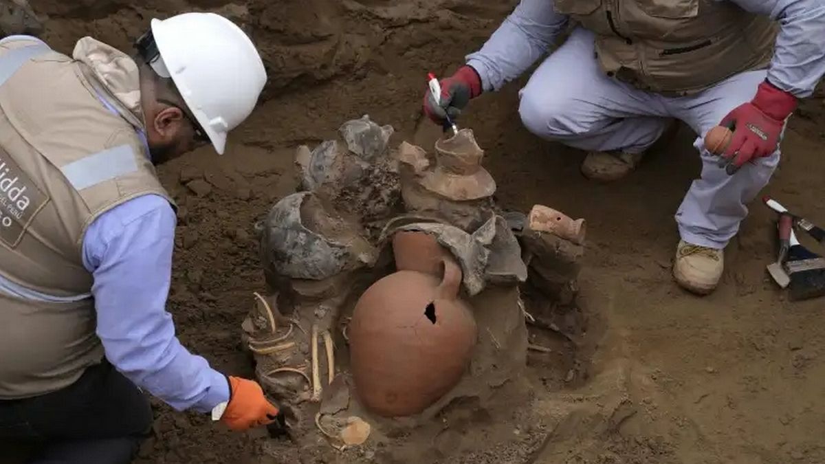 Вісім мумій розкопали прямо під вулицею в Лімі