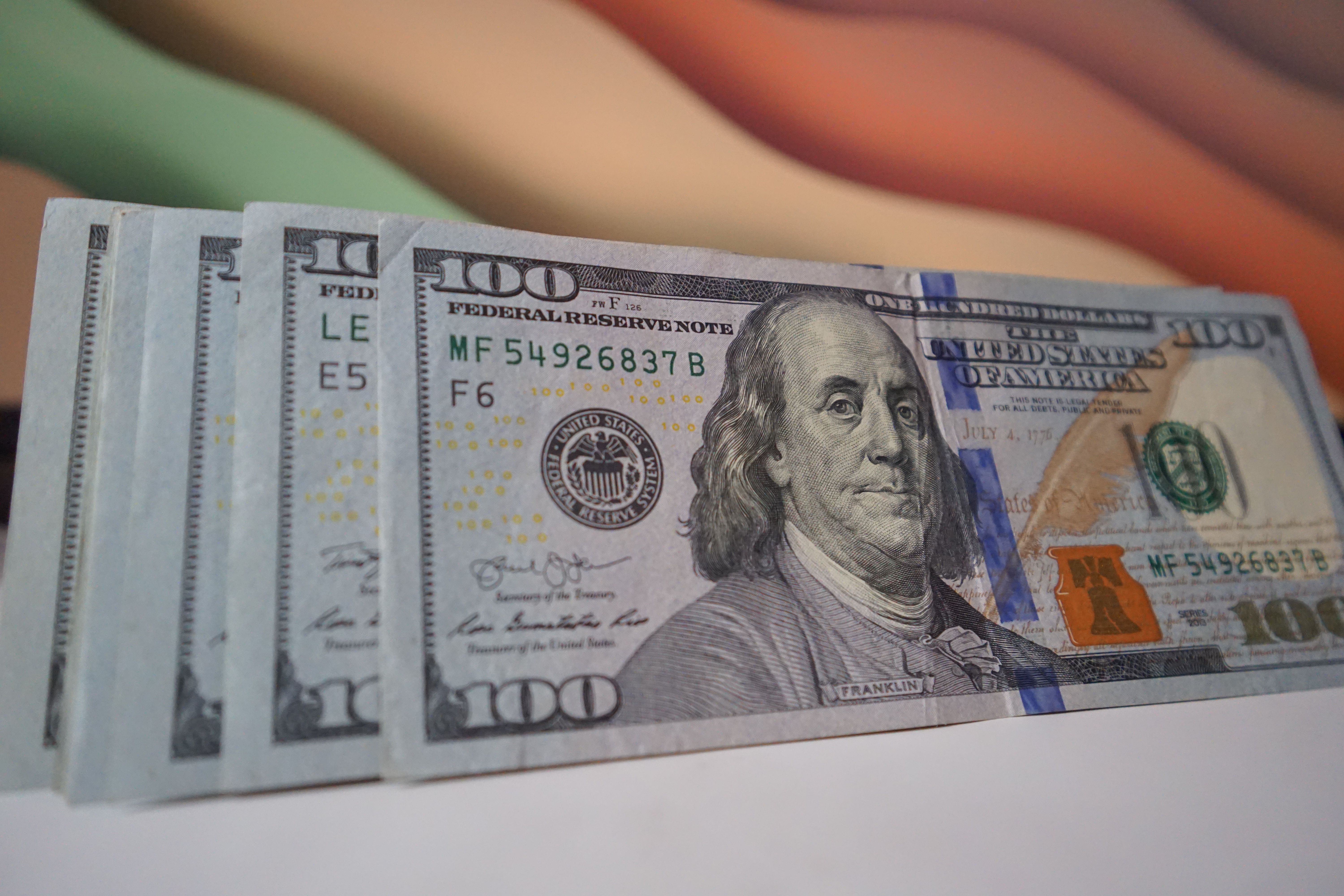 Українці купують більше доларів Українці купують більше доларів