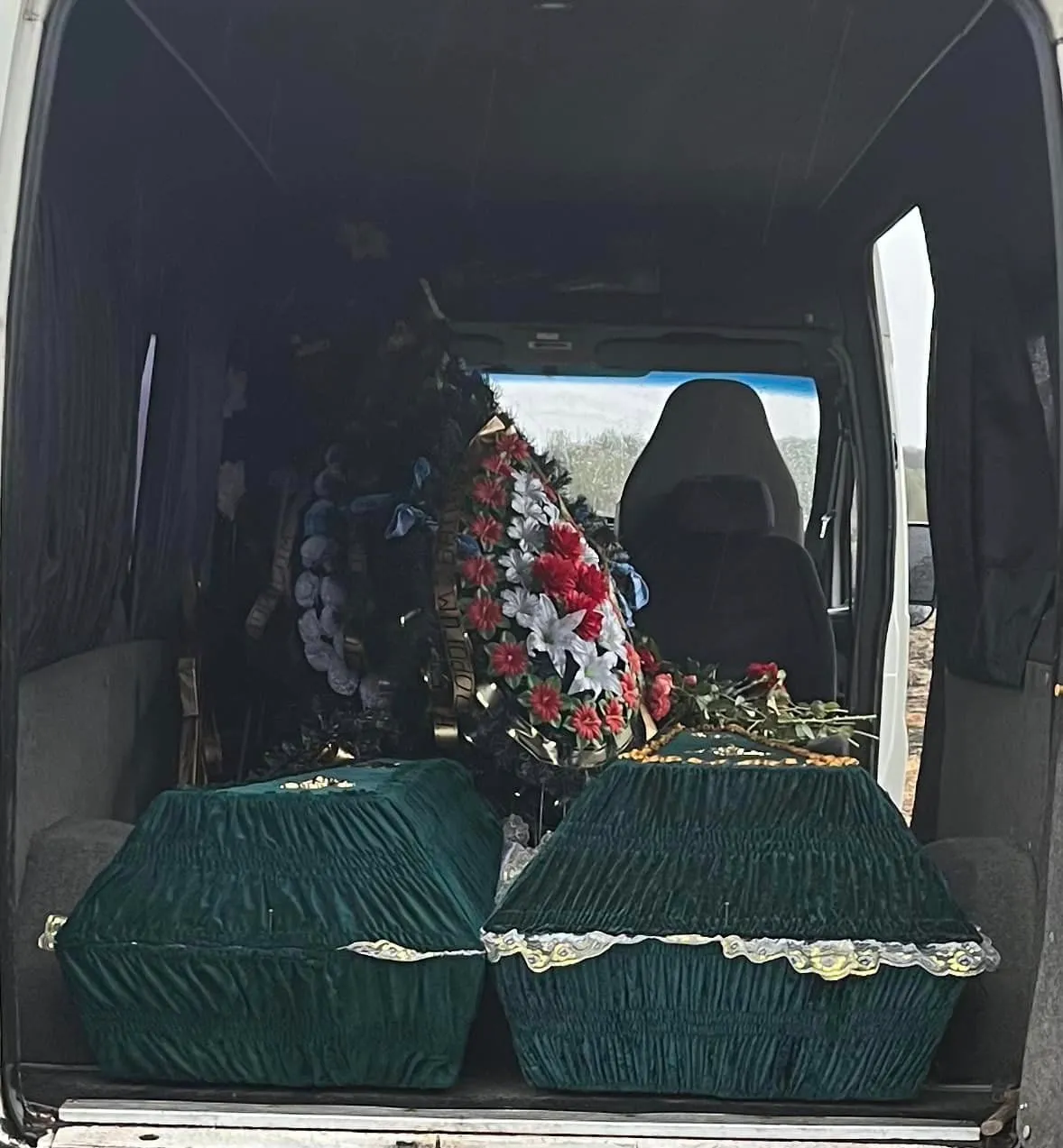 В Грозе похоронили супругов, погибших из-за российского удара по кафе-магазину