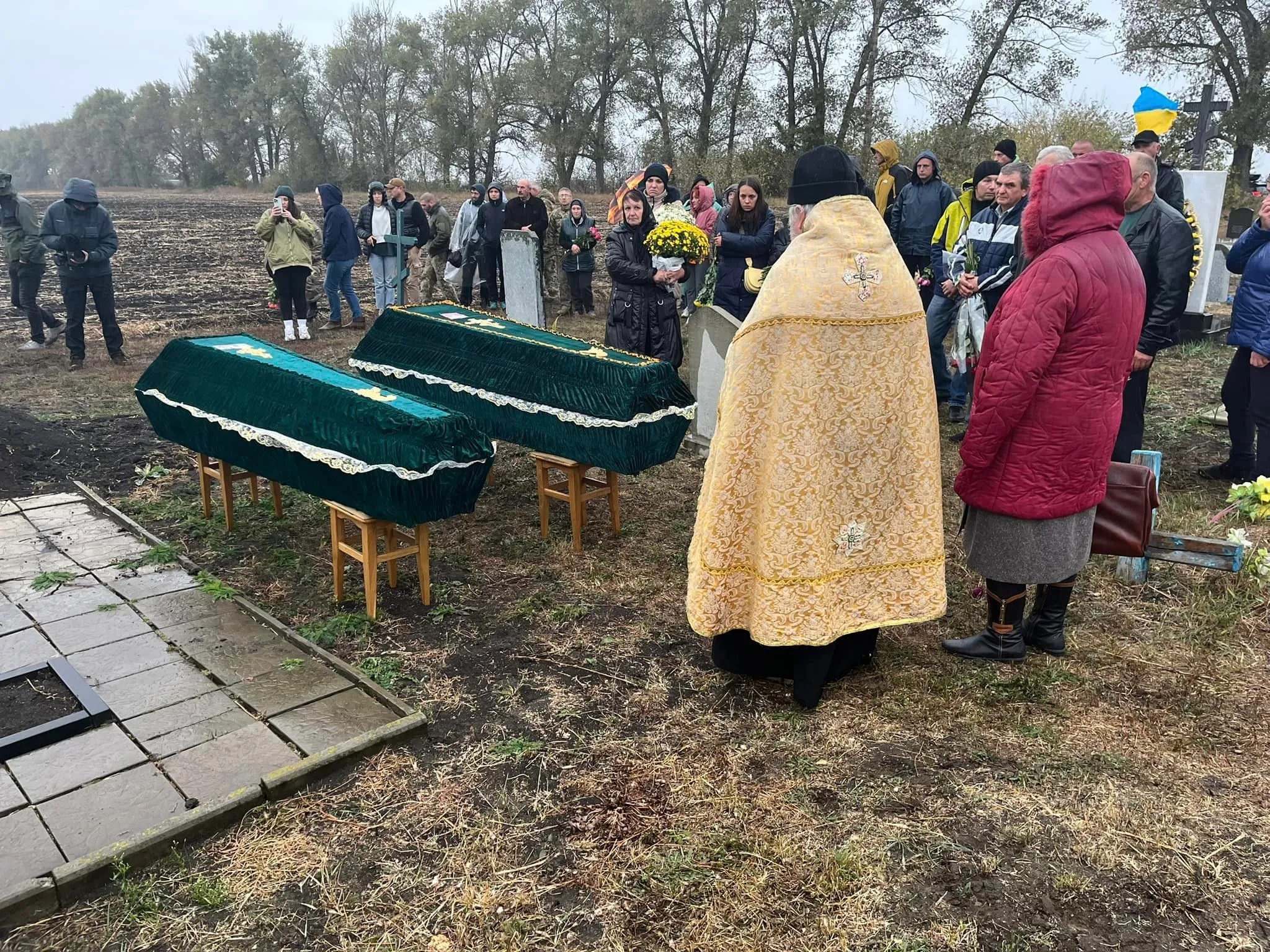 В Грозе похоронили супругов, погибших из-за российского удара по кафе-магазину