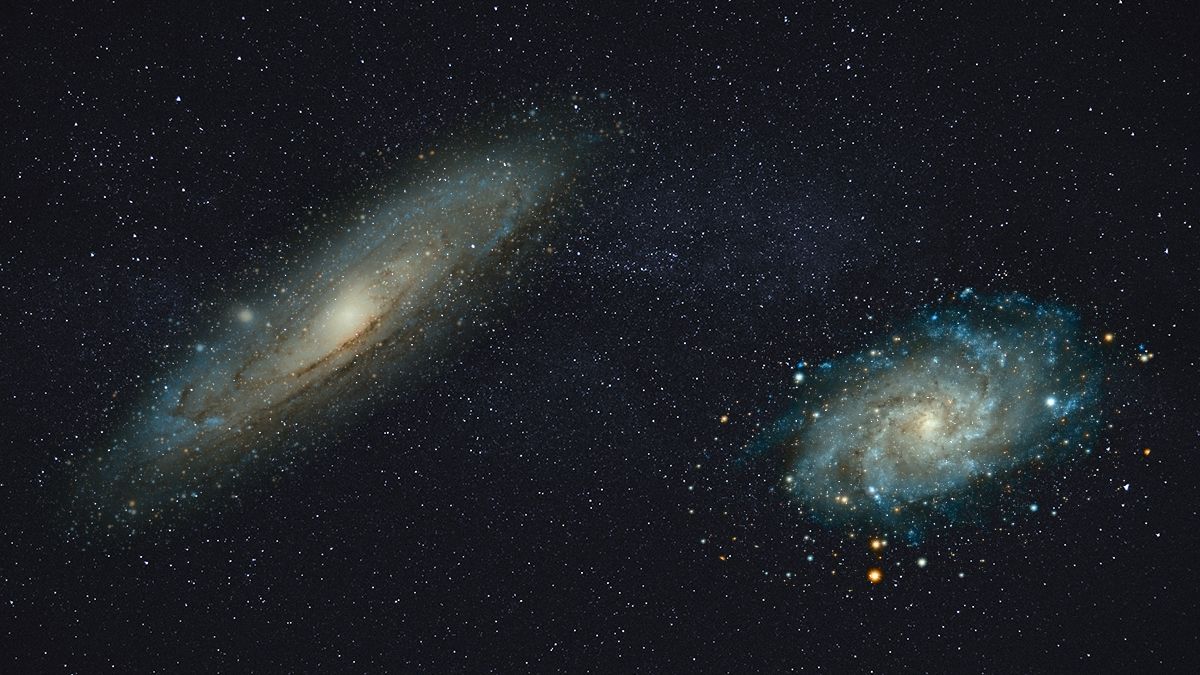 Мощный взрыв произошел в пустом пространстве между двумя галактиками.