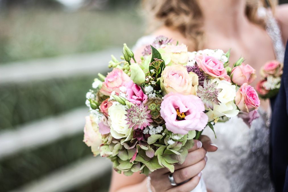 Букет кидать на свадьбу. Свадебные цветы. Флористика. Цветы для невесты букет. Розово зеленый букет невесты.