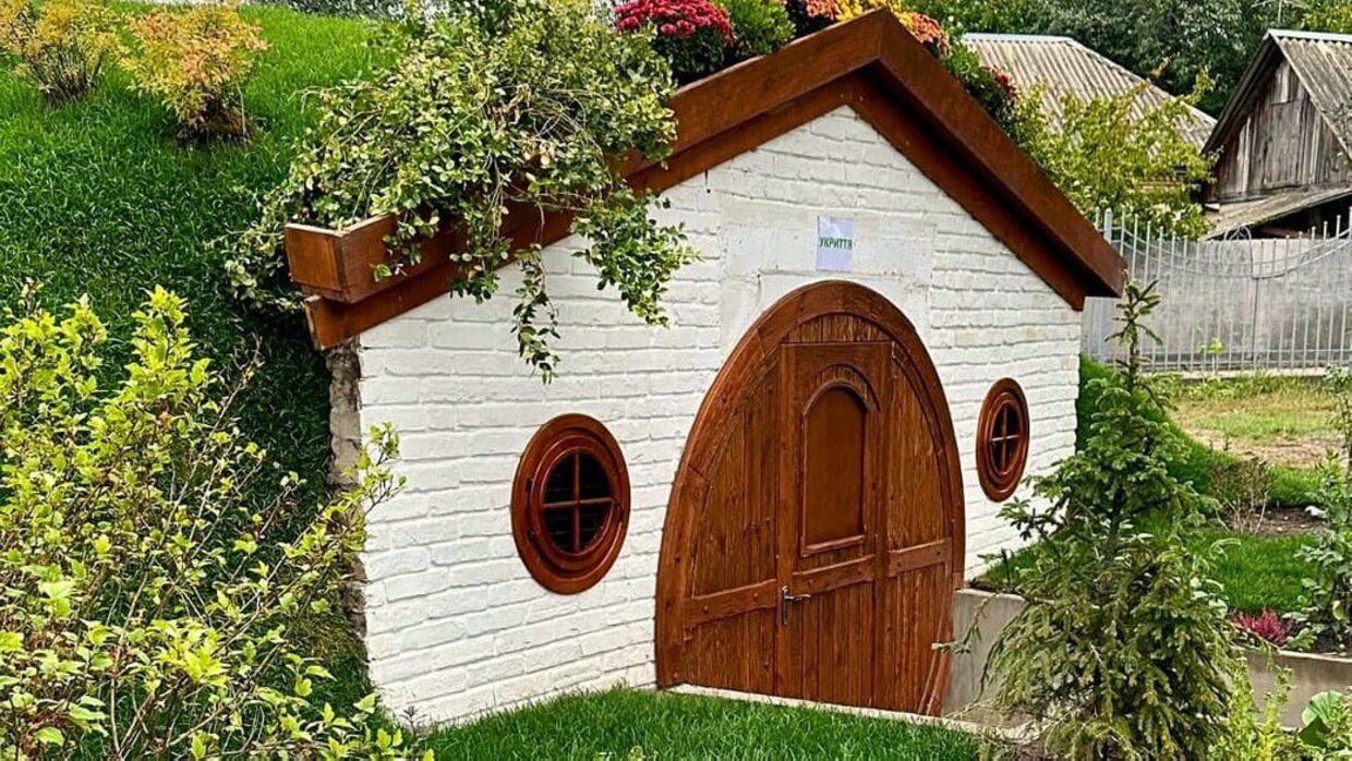 Укрытие в Киевской области - в Гостомеле соорудили сказочное укрытие в виде Дома хоббитов Укрытие в Киевской области - в Гостомеле соорудили сказочное укрытие в виде Дома хоббитов