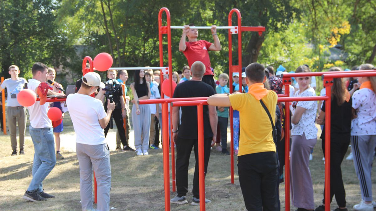 Завдяки благодійникам в українських школах відкриваються нові спортивні майданчики