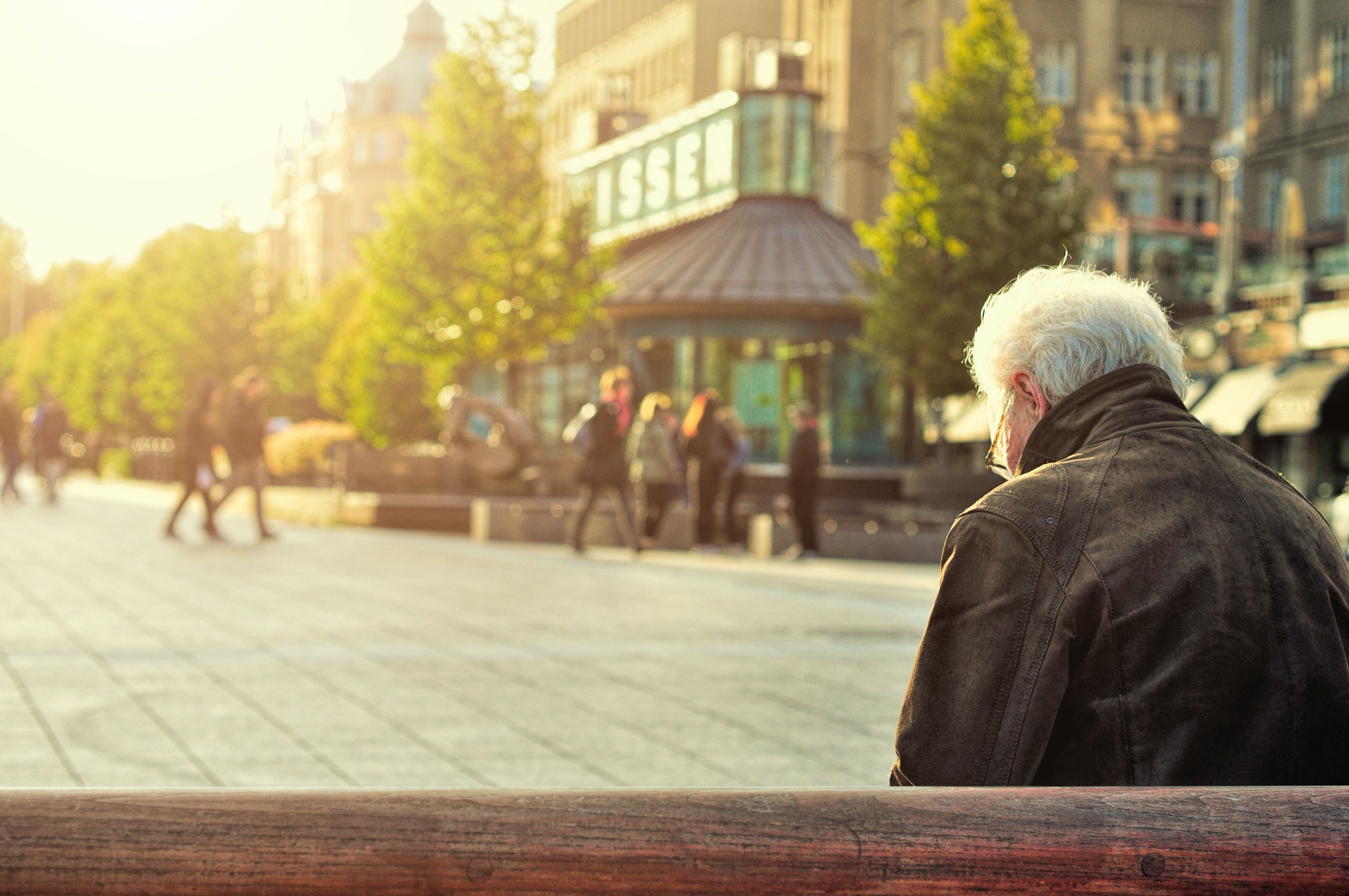 2019 году ожидается. Одинокий старик. Старики на скамейке спиной. Старички в городе. Одинокий старик на лавке.