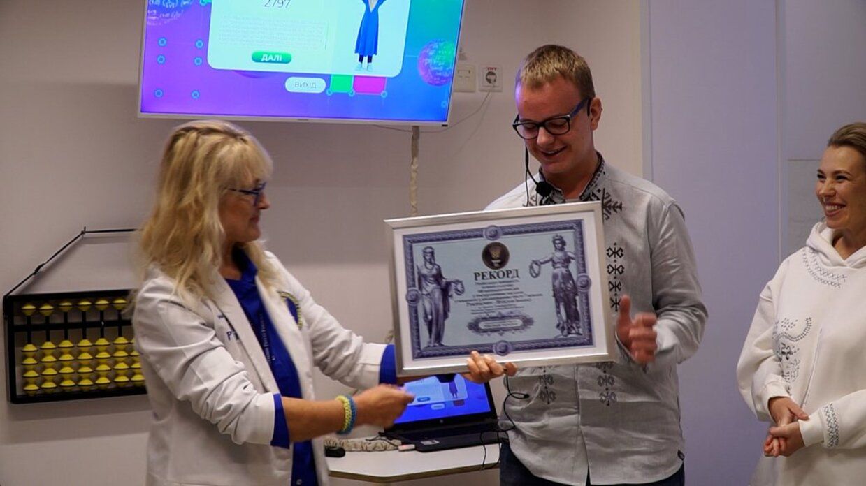 Рекорд України - 13-річний школяр з Чернігова вразив унікальними уміннями Рекорд України - 13-річний школяр з Чернігова вразив унікальними уміннями