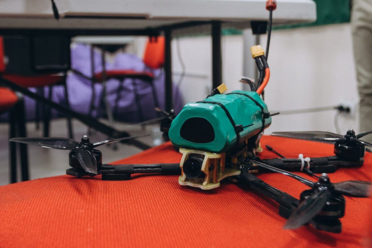Навчання - дрони - учнів навчатимуть керувати дронами у школі