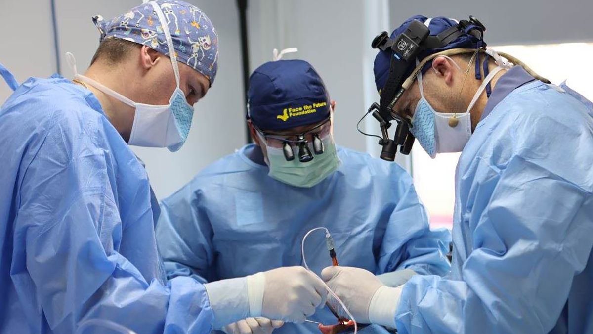 За підтримки Метінвесту медики з Канади та США провели 30 реконструктивних операцій українцям