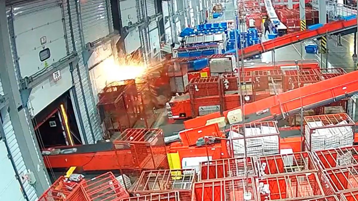 Удар по терминалу Новой почты видео - 24 Канал Удар по терминалу Новой почты видео - 24 Канал