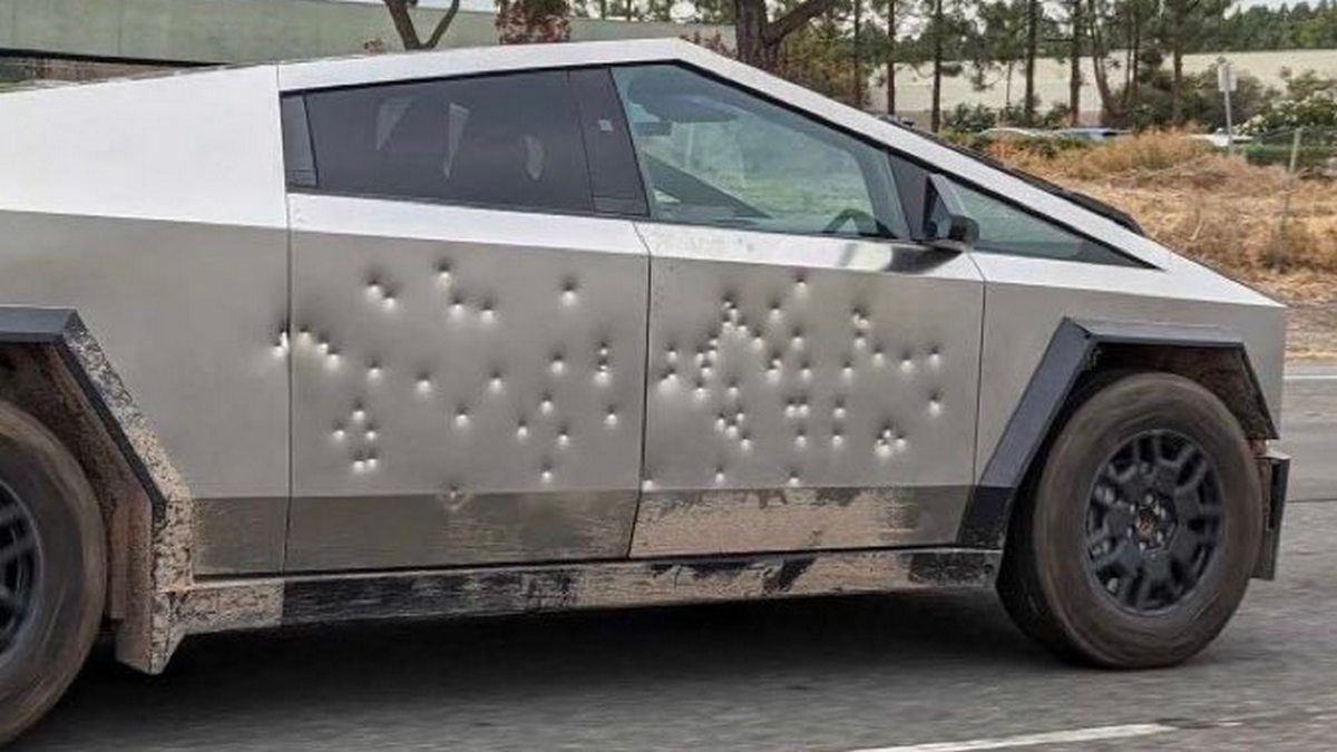 Tesla розстріляла Cybertruck з автомата Томпсона Tesla розстріляла Cybertruck з автомата Томпсона