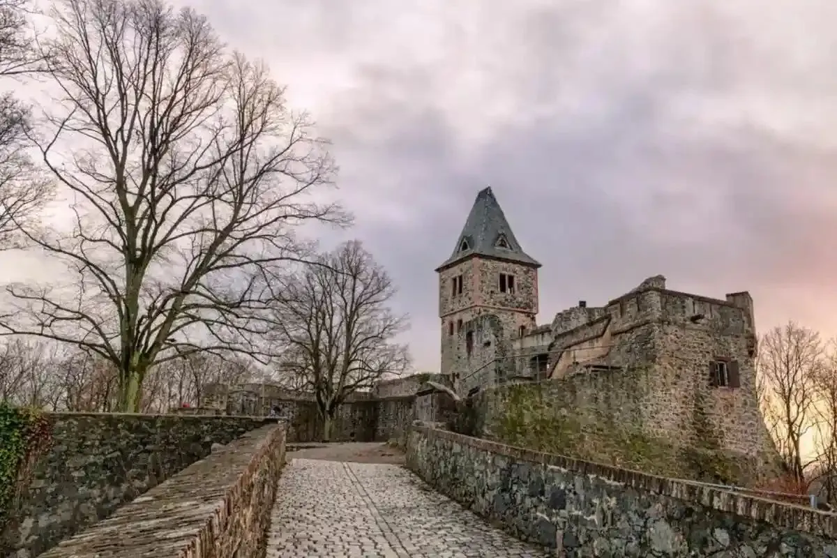 Замок Франкенштейна в Германии Замок Франкенштейна в Германии