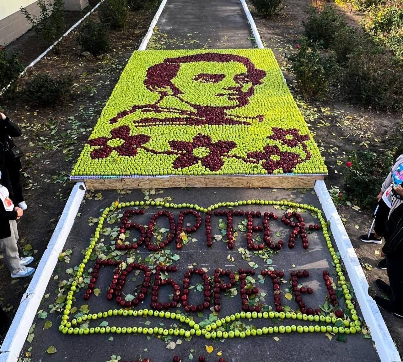 Рекорд України - учні на Одещині створили унікальний портрет Тараса Шевченка Рекорд України - учні на Одещині створили унікальний портрет Тараса Шевченка