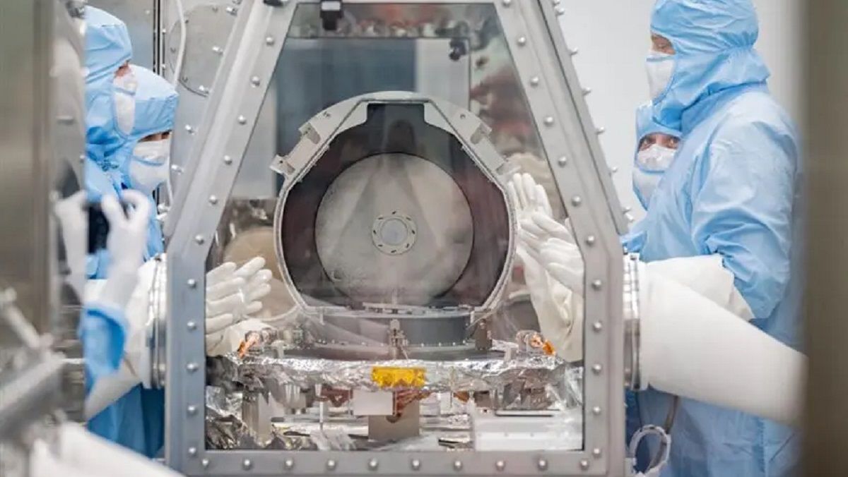 Працівники NASA не змогли відкрити контейнер зі зразками астероїда Працівники NASA не змогли відкрити контейнер зі зразками астероїда