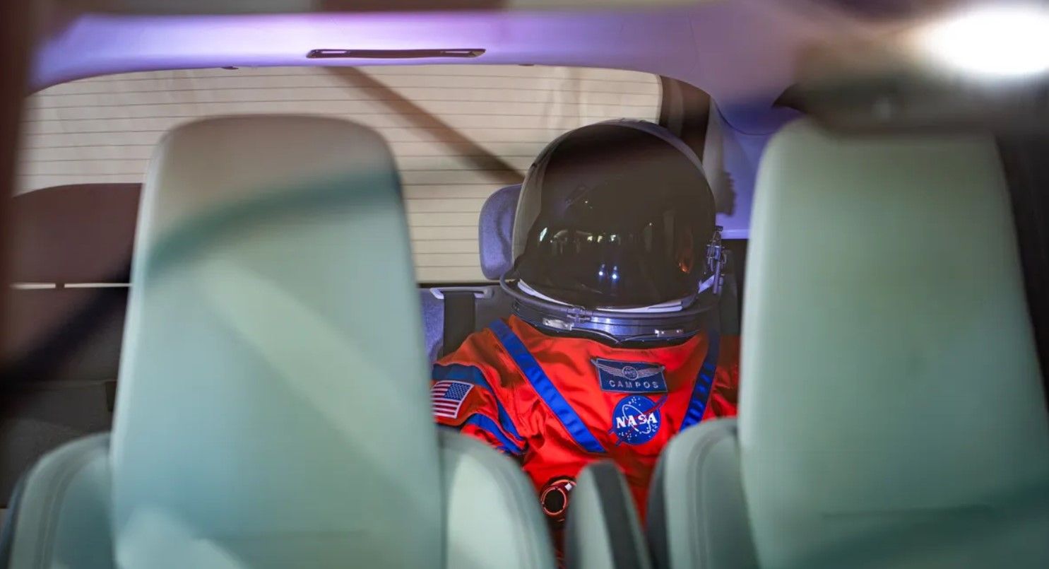 Астронавтів місії NASA "Артеміда" доставлятимуть до ракети на цих крутих електромобілях - Техно Астронавтів місії NASA "Артеміда" доставлятимуть до ракети на цих крутих електромобілях - Техно