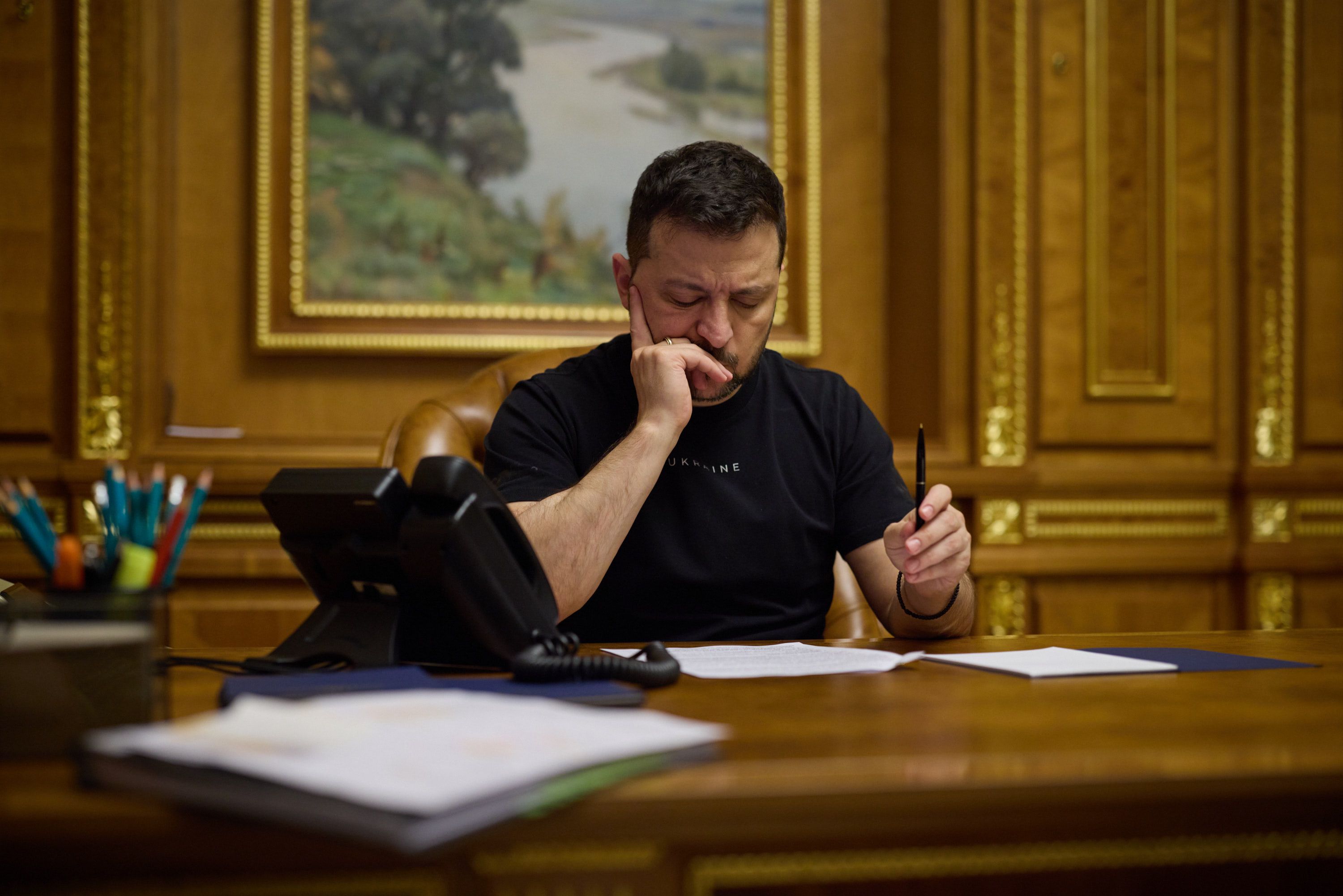 Зеленський традиційно звернувся до українців Зеленський традиційно звернувся до українців