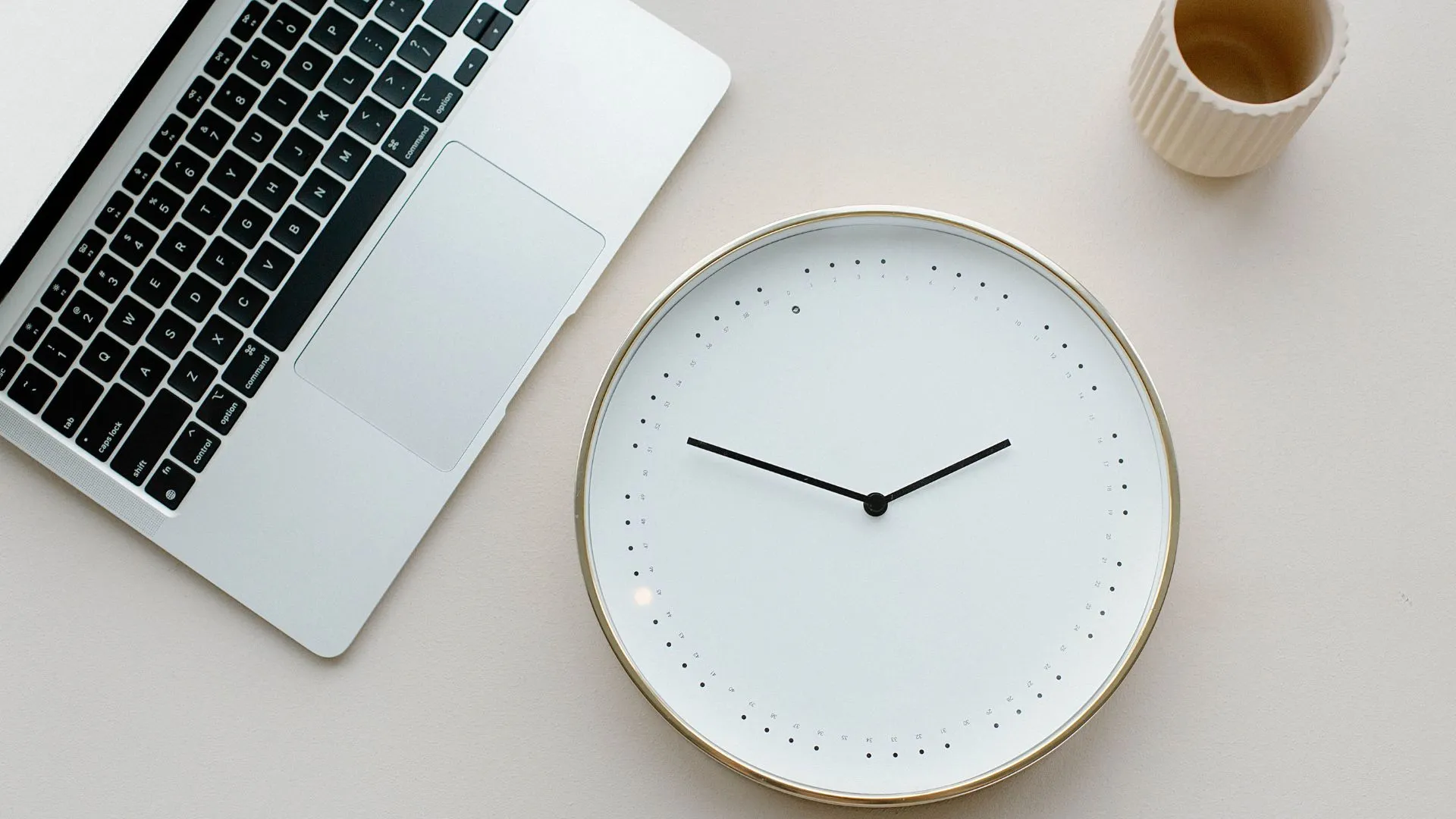 Ноутбук и часы Ноутбук и часы