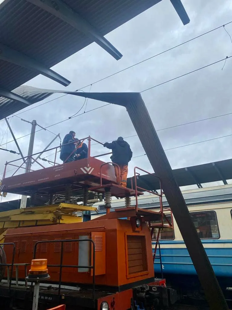 Ветер повредил пригородный вокзал в Киеве