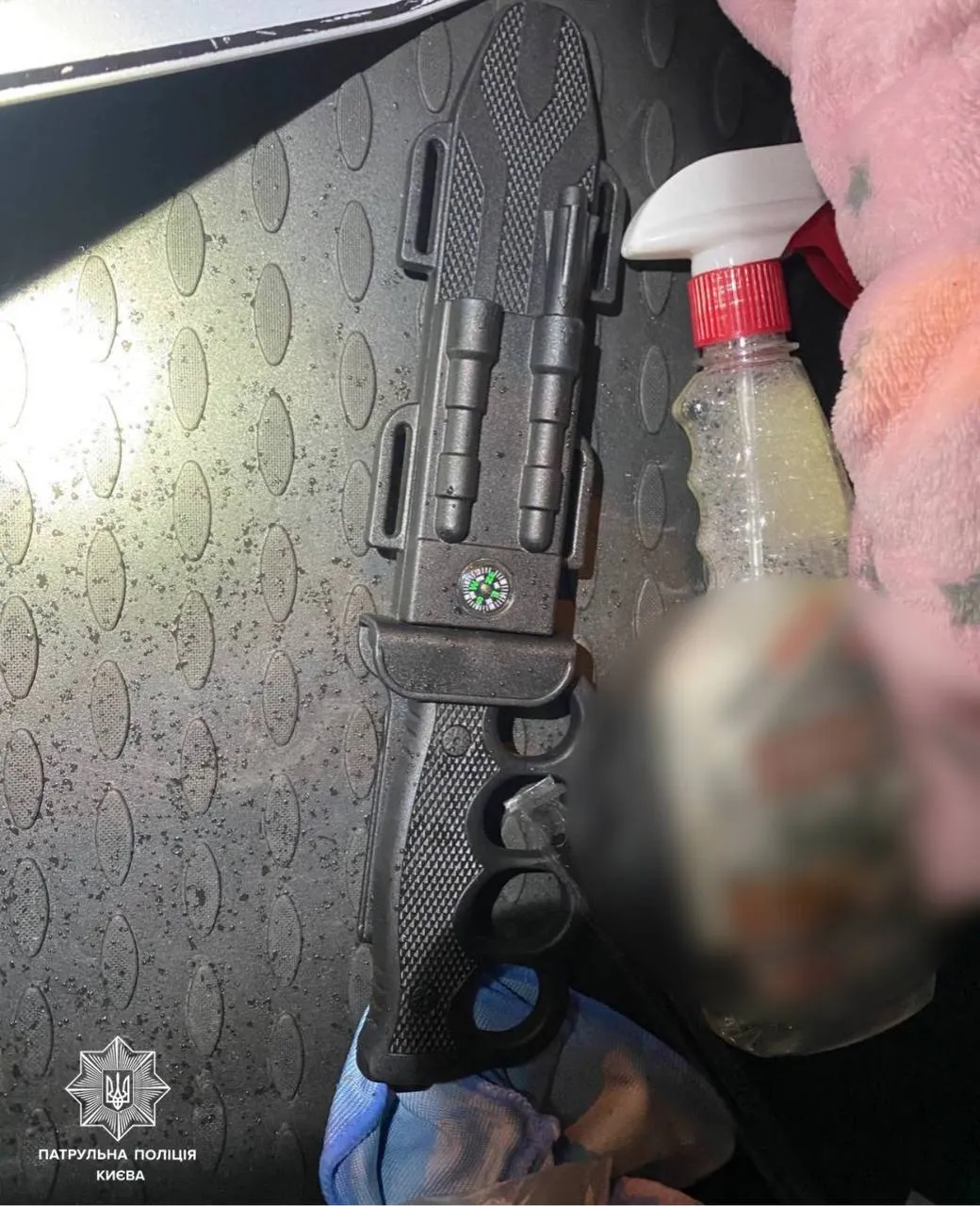 В Киеве водитель BMW напал с ножом на парня В Киеве водитель BMW напал с ножом на парня