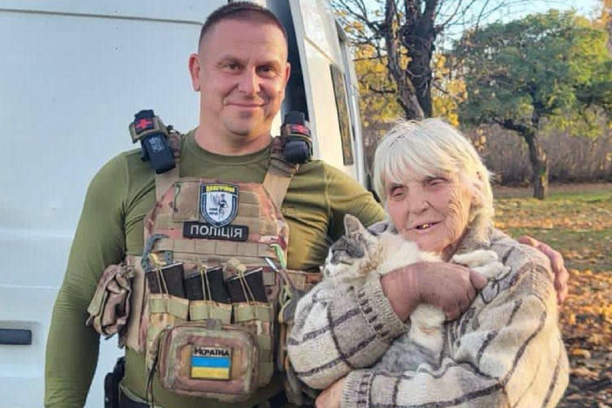 Из разрушенного дома в Авдеевке эвакуировали пожилую учительницу и ее киску: щемящие фото - 24 Канал Из разрушенного дома в Авдеевке эвакуировали пожилую учительницу и ее киску: щемящие фото - 24 Канал