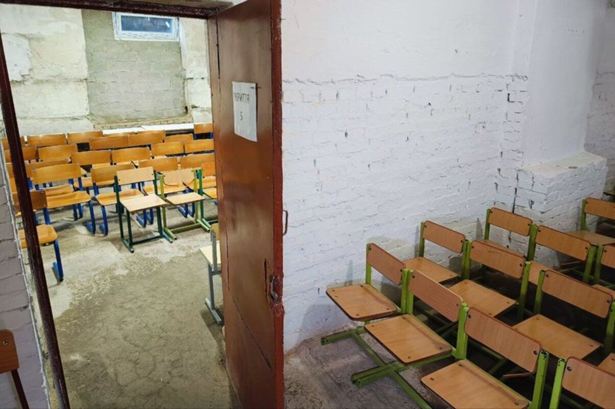 Укриття у школі - учні у Луцьку дві години сиділи у затопленому укритті