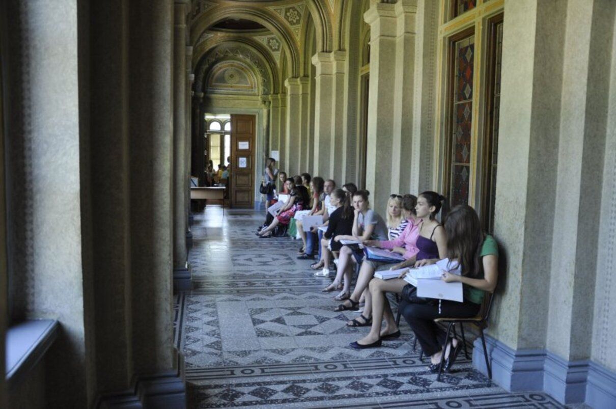 Фейковые новости - сетью парят неправду об открытках в вузах с призывом идти в армию Фейковые новости - сетью парят неправду об открытках в вузах с призывом идти в армию