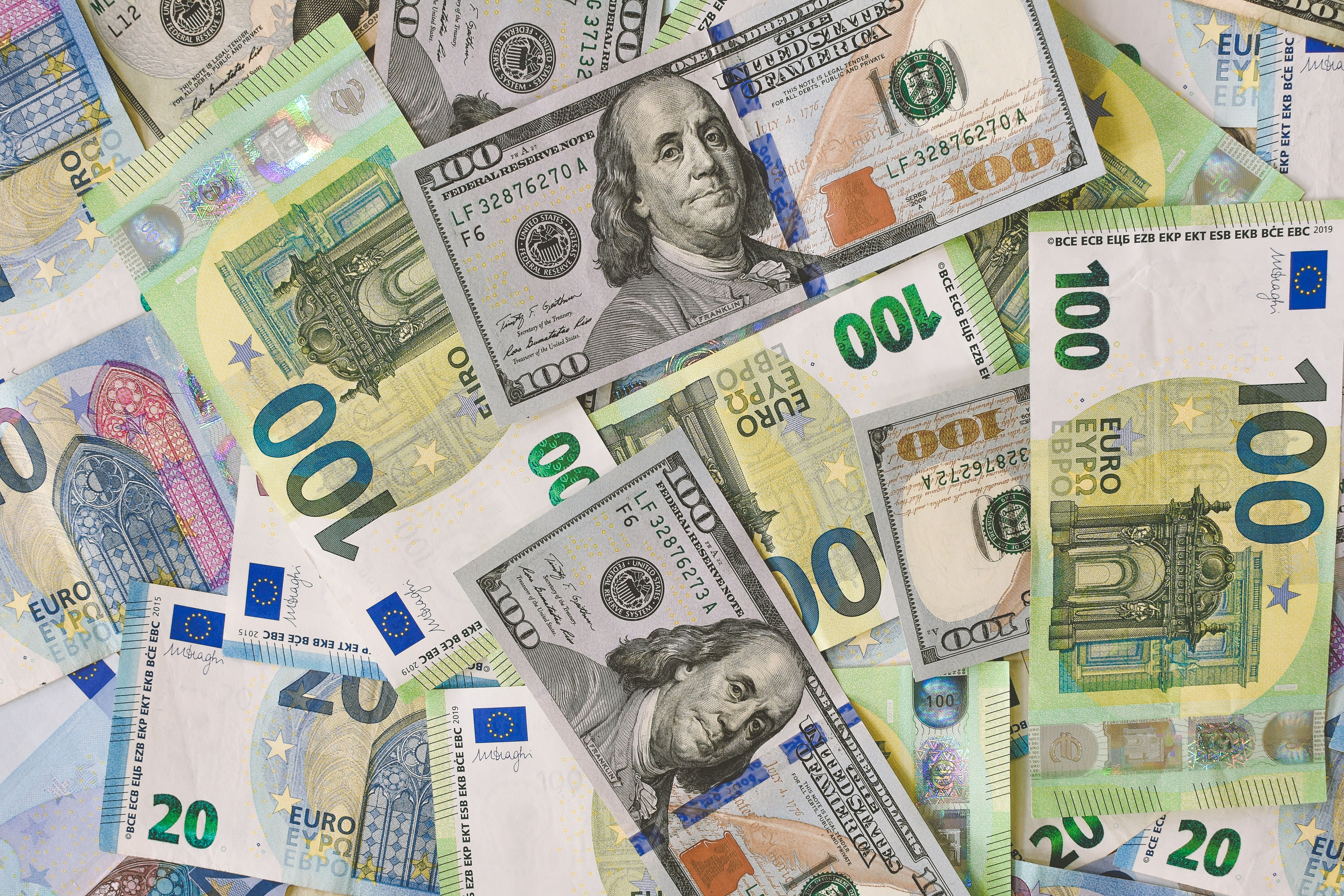Деньги доллары евро. Доллар и евро. Купюры евро и доллара. Доллар (валюта). Валюта картинки.