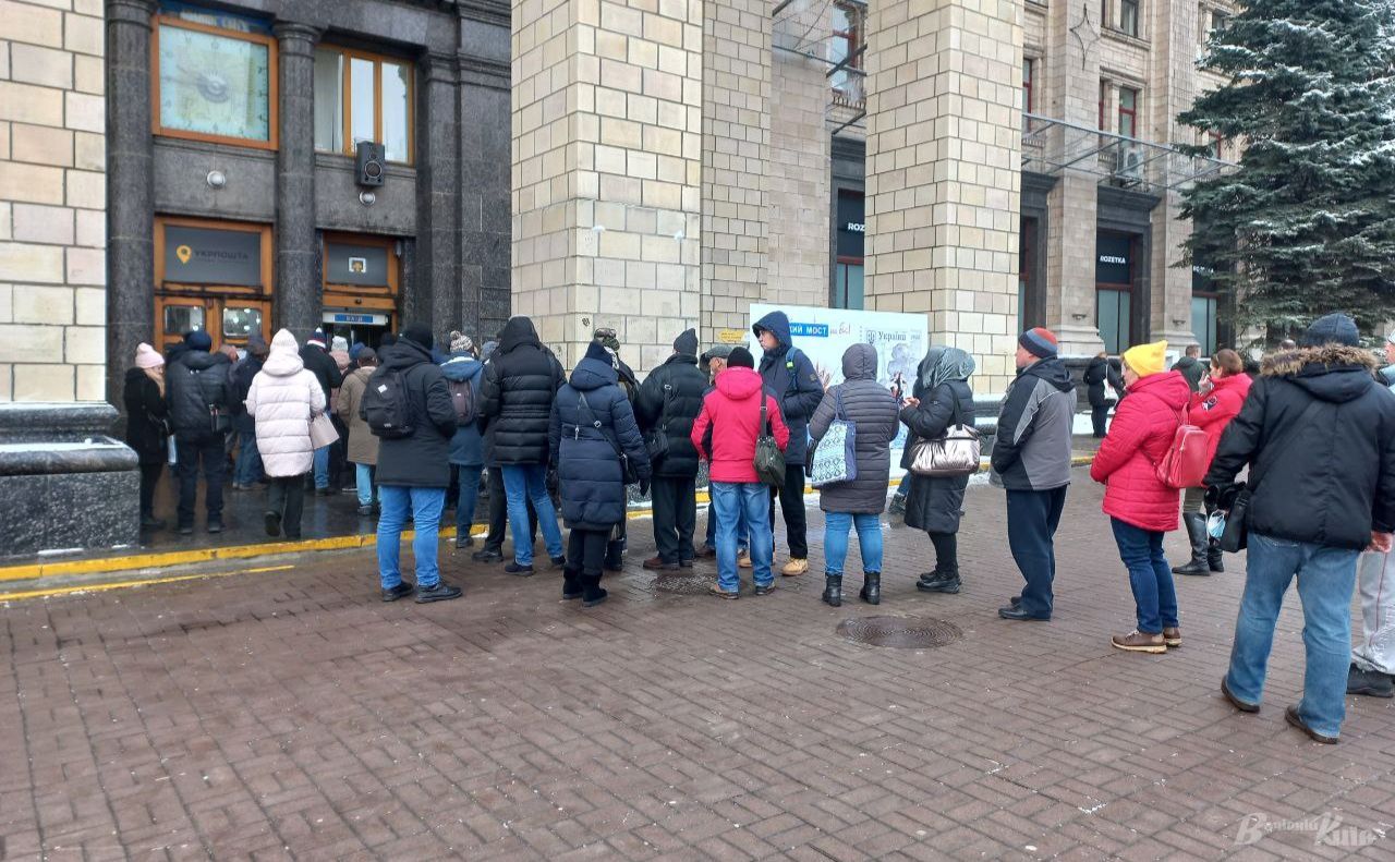 Кто крайний в очереди? - почему так говорить нельзя и как правильно спросить на украинском Кто крайний в очереди? - почему так говорить нельзя и как правильно спросить на украинском