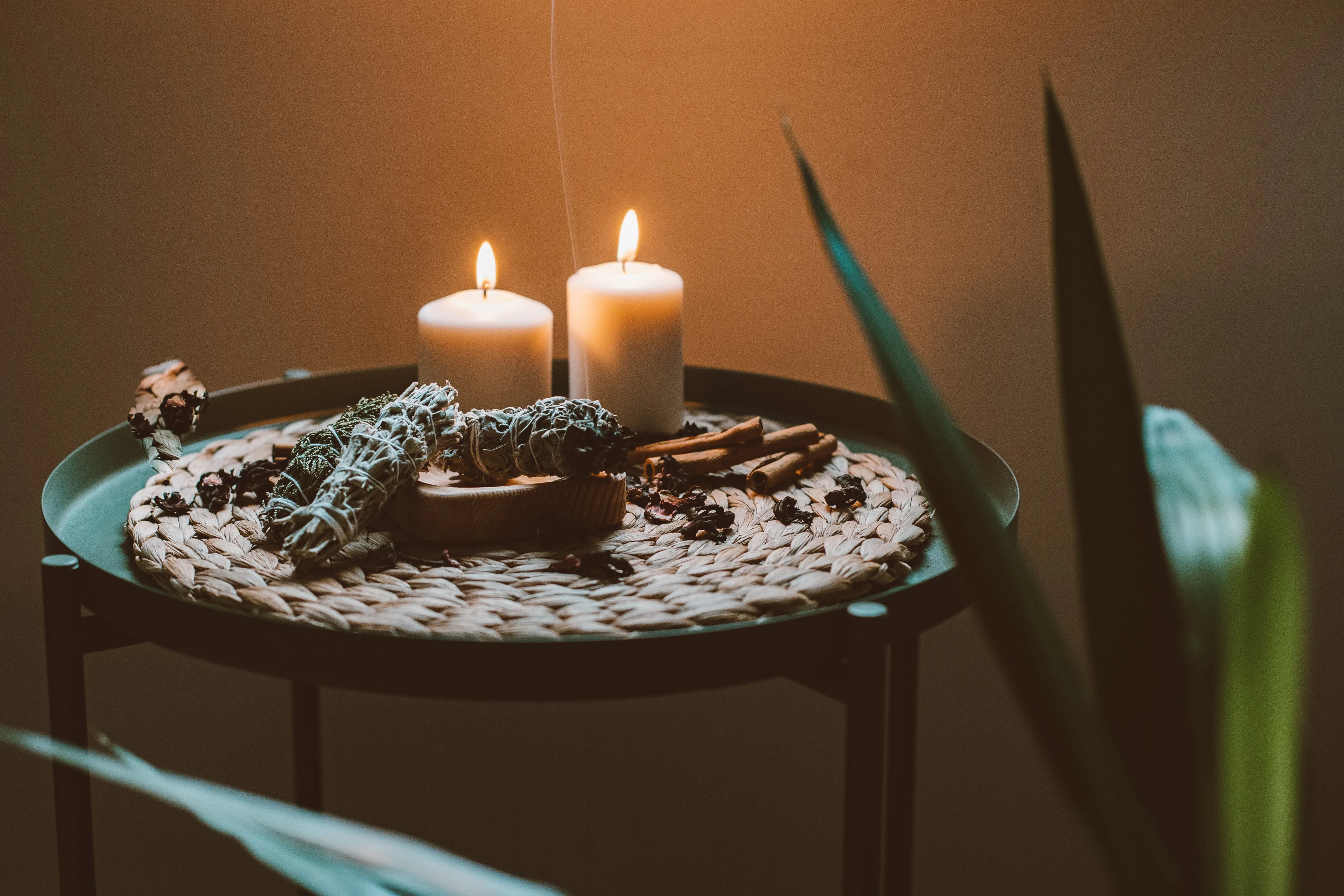 Свічки, гірлянди та настільні лампи – джерело теплого світла