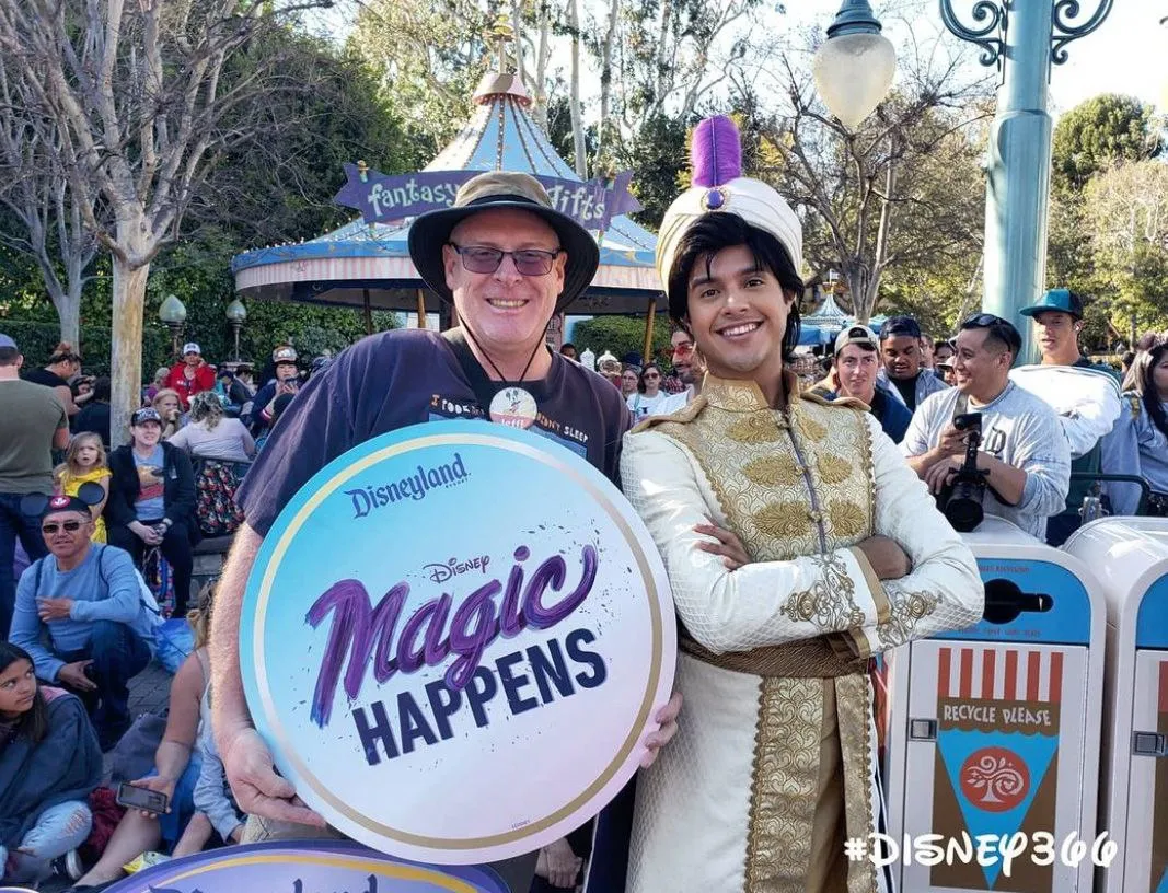 Чоловік у Діснейленді Чоловік у Діснейленді