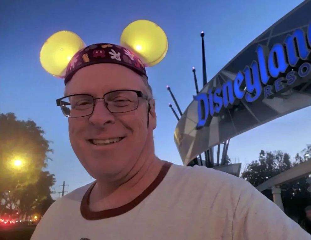 Чоловік у Діснейленді Чоловік у Діснейленді