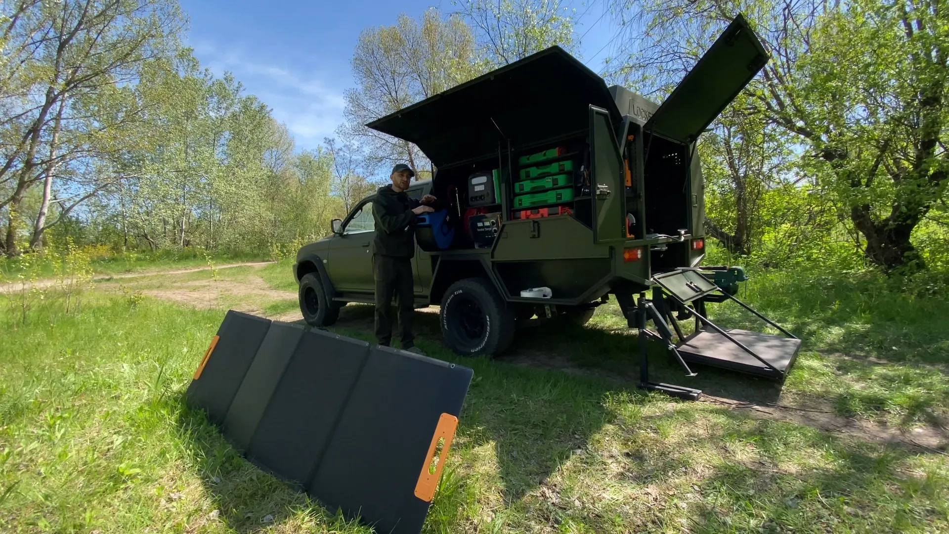 В пікапі є практично все обладнання, яке може знадобитися В пікапі є практично все обладнання, яке може знадобитися