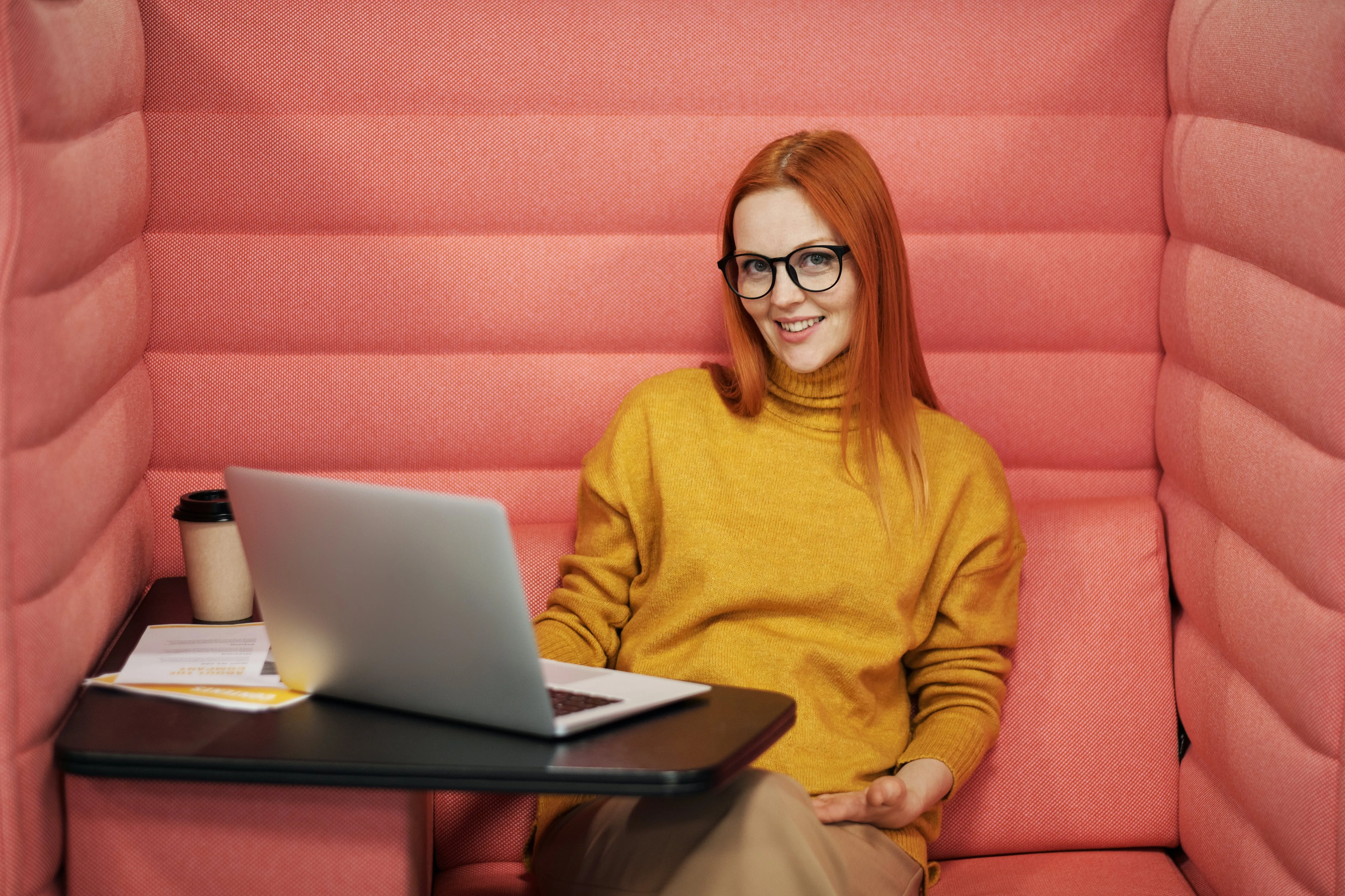 Дівчина у довтомк светрі Дівчина у довтомк светрі