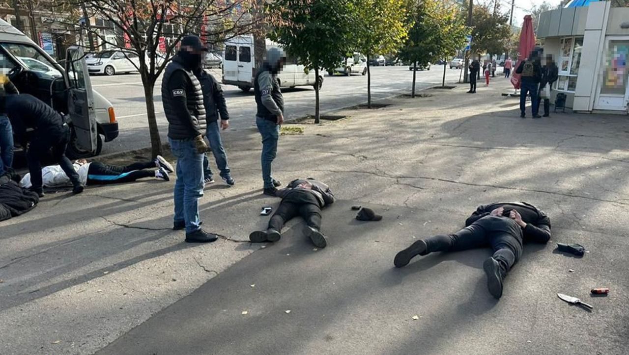 У Запоріжжі СБУ затримала рекетирів У Запоріжжі СБУ затримала рекетирів