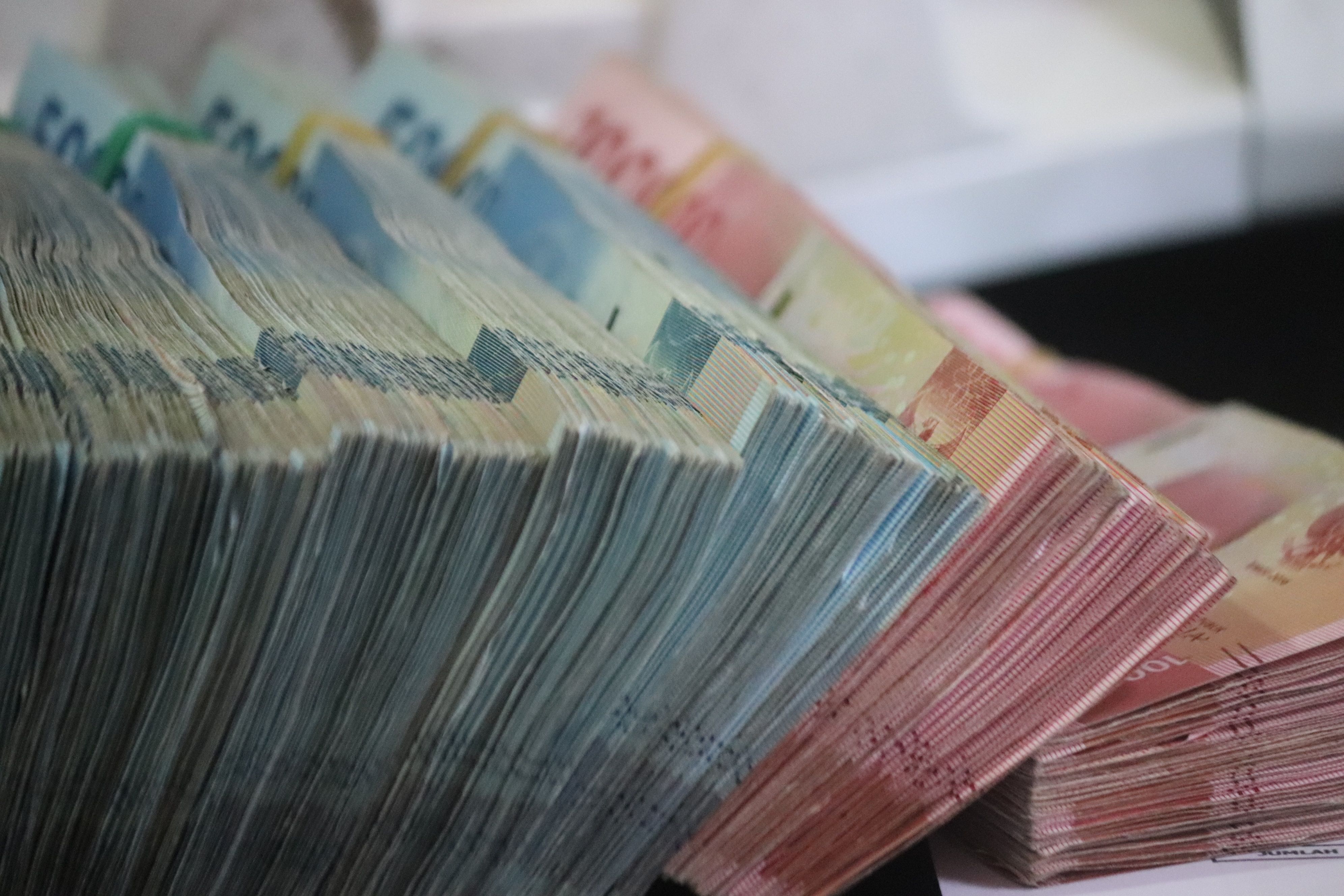 Українці менше знімають готівку закордоном