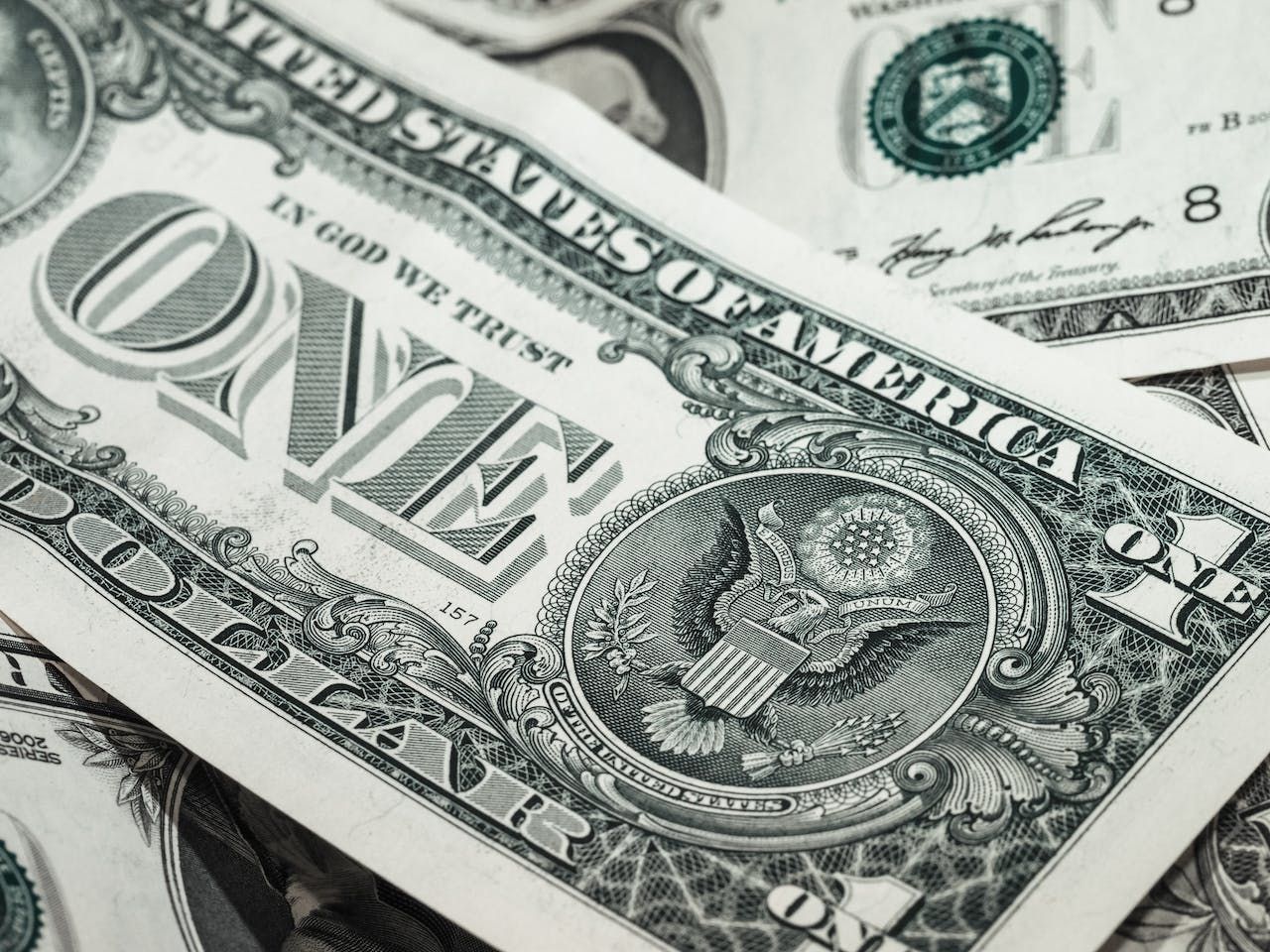 Долар стає дешевшим: що відбувається з  валютою