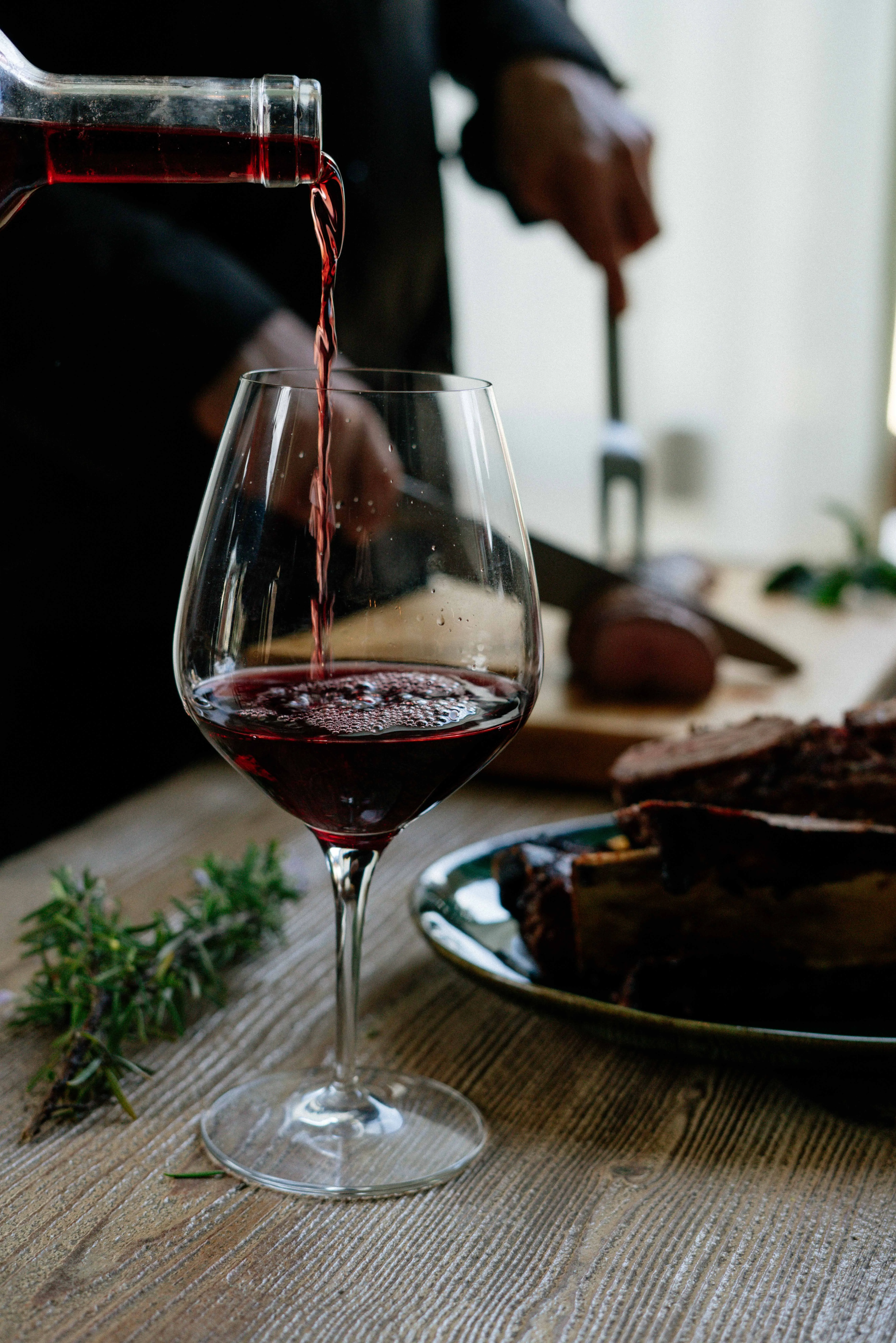 Гости будут спрашивать, как вы это сделали: самый вкусный рецепт домашнего вина из синего винограда