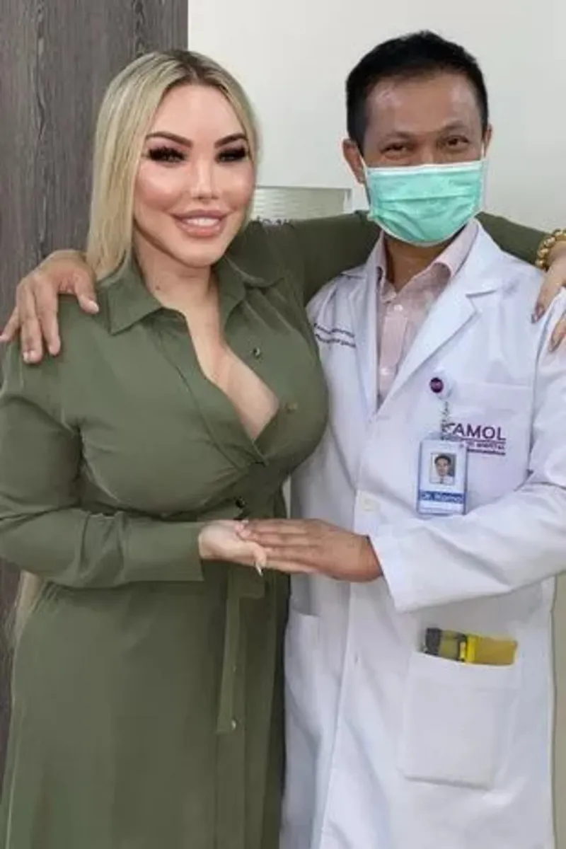 Фото с врачом, сделанное в Таиланде Фото с врачом, сделанное в Таиланде