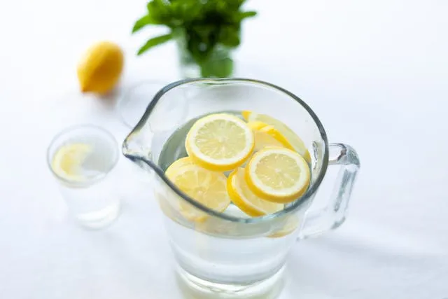 Лимонна вода містить багато вітамінів