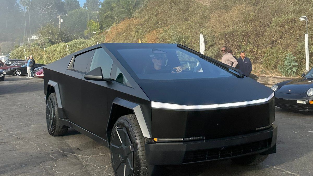 Cybertruck у новому чорному кольорі побачили на вулиці і він виглядає жахливо Cybertruck у новому чорному кольорі побачили на вулиці і він виглядає жахливо