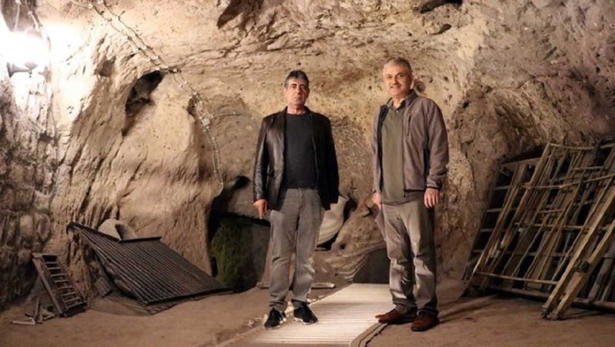 Мустафа Халичиоглу в камере древнего поселения Мустафа Халичиоглу в камере древнего поселения