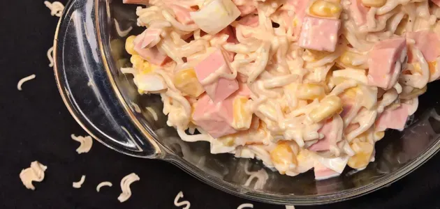 Гідна заміна класичному Олів'є: рецепт апетитного і бюджетного салату з вареною ковбасою Гідна заміна класичному Олів'є: рецепт апетитного і бюджетного салату з вареною ковбасою