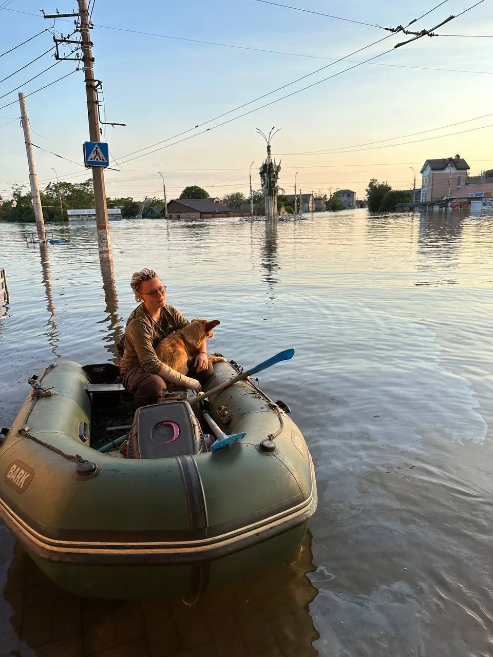 Собака Ной в лодке спасателей