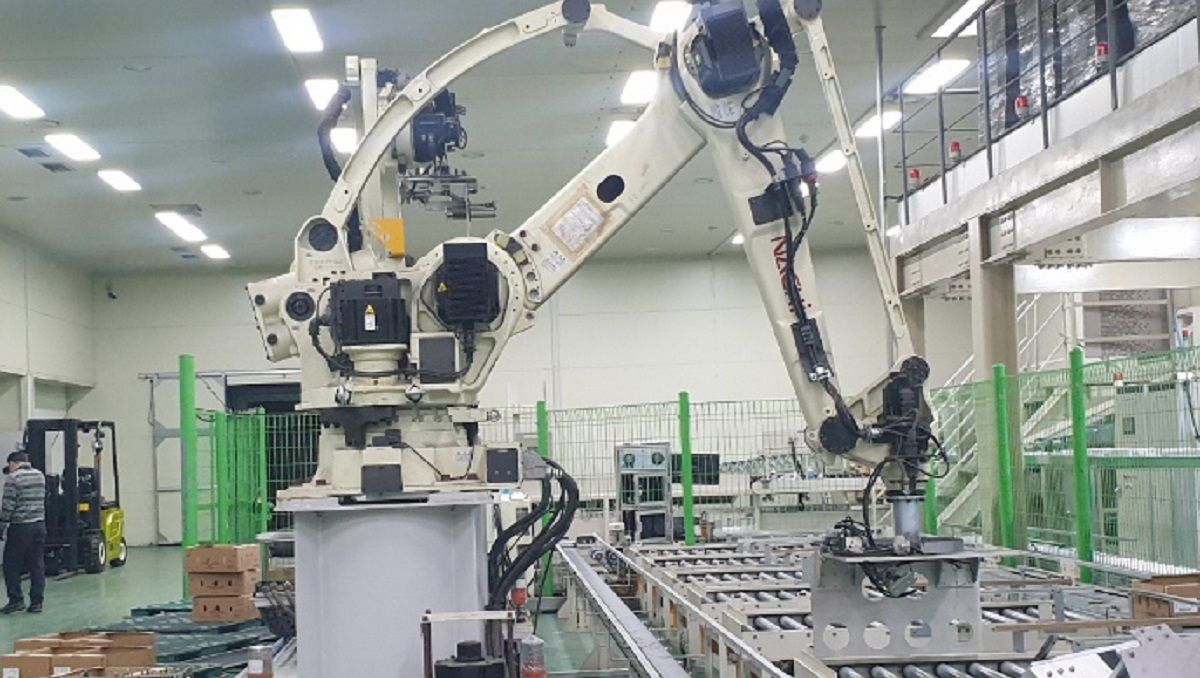 Робот перепутал работника с коробкой Робот перепутал работника с коробкой