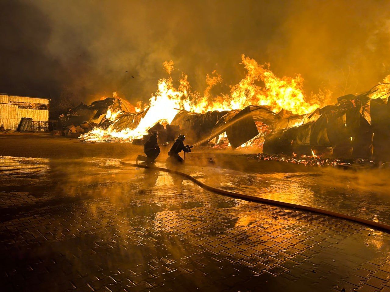 Масштабный пожар в Виннице: его тушили до утра, спасатели показали видео - 24 Канал