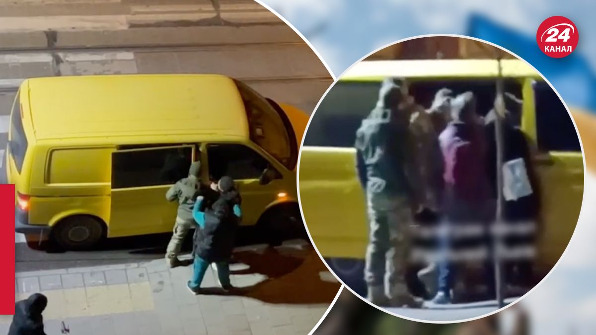 У Львові працівники ТЦК заштовхували чоловіка в мікроавтобус У Львові працівники ТЦК заштовхували чоловіка в мікроавтобус