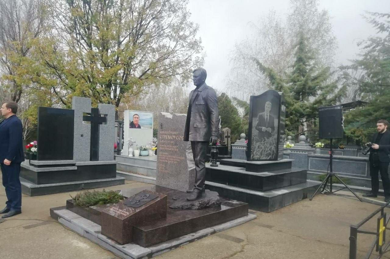 Пам'ятник колаборанту Кирилу Стрємоусову Пам'ятник колаборанту Кирилу Стрємоусову