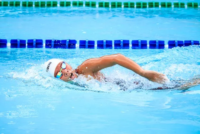 Плавання допомагає накачати м'язи