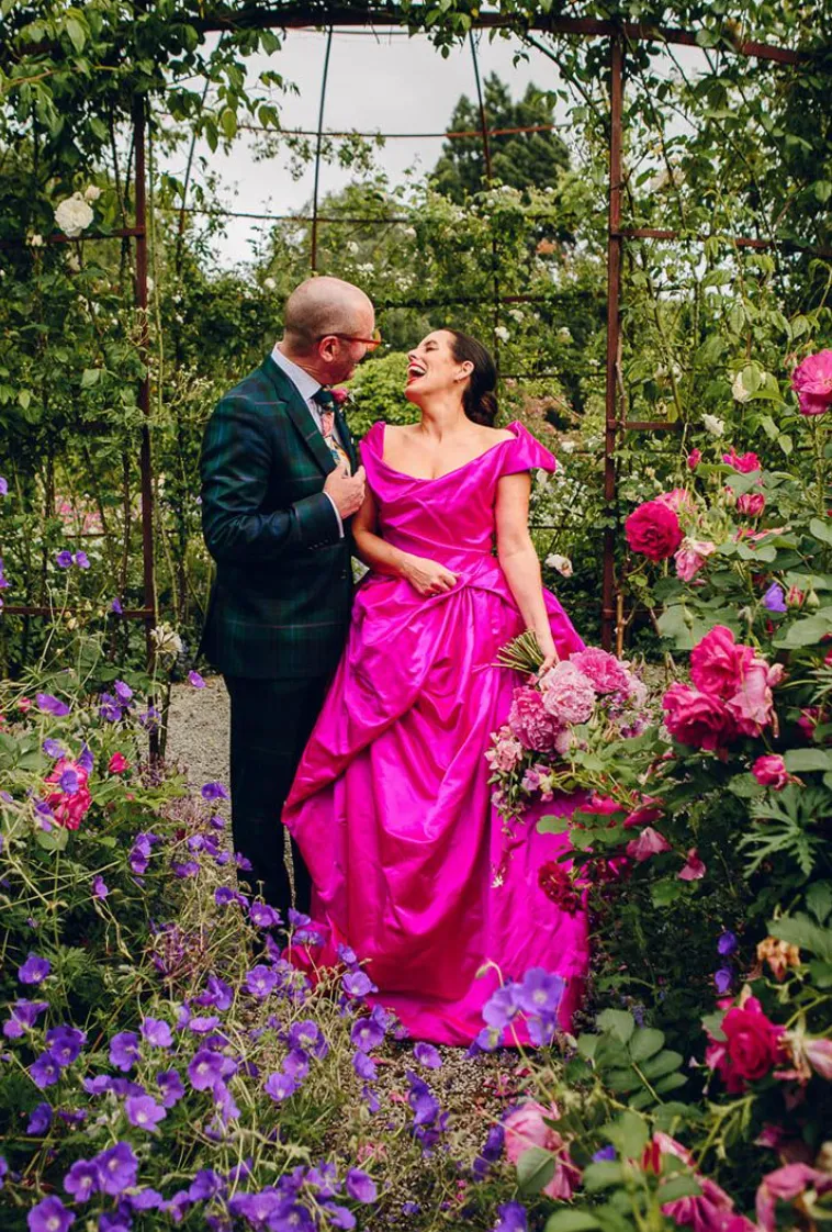 Женихи женятся в ярких платьях Женихи женятся в ярких платьях